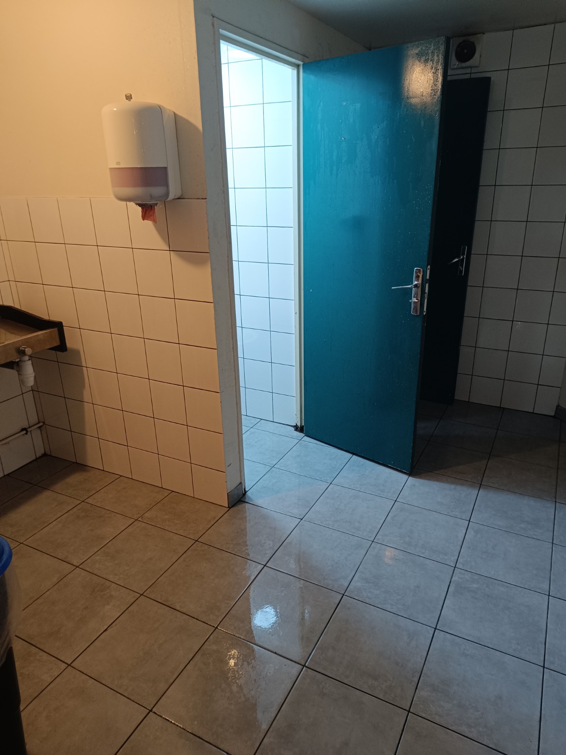 Espace douche d’une usine entretenu régulièrement