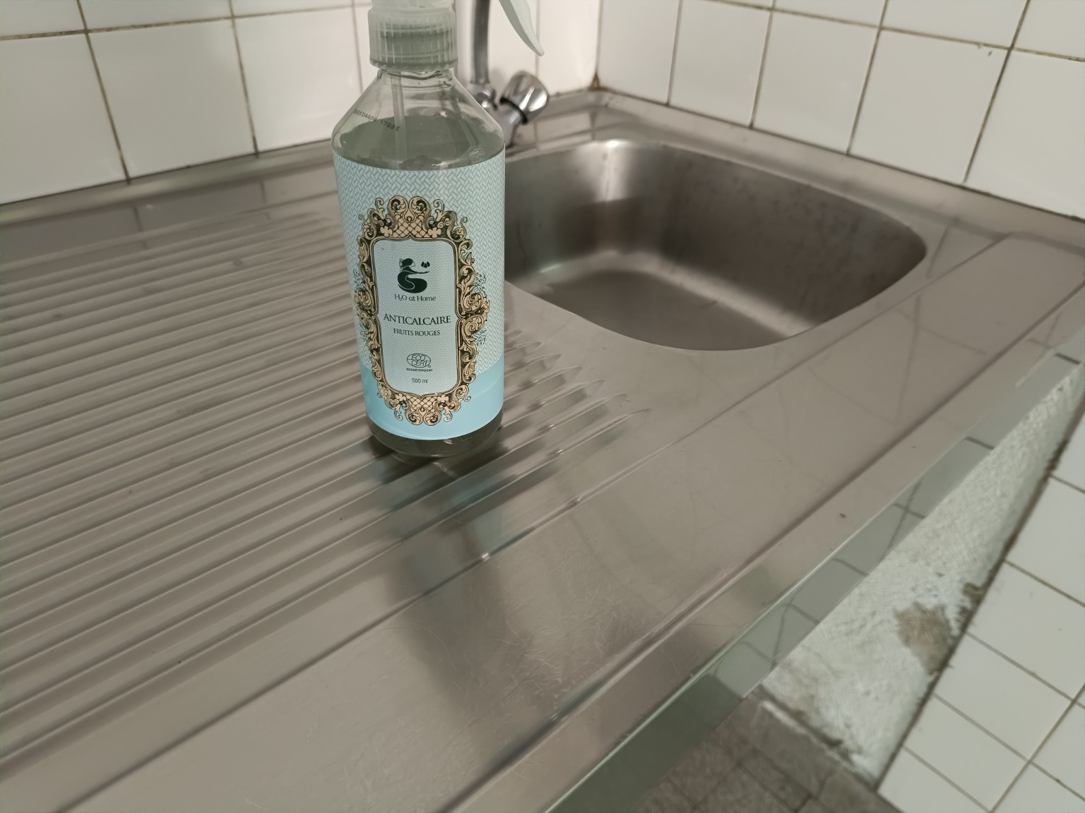 Évier en inox brillant après détartrage avec un produit H2O at Home