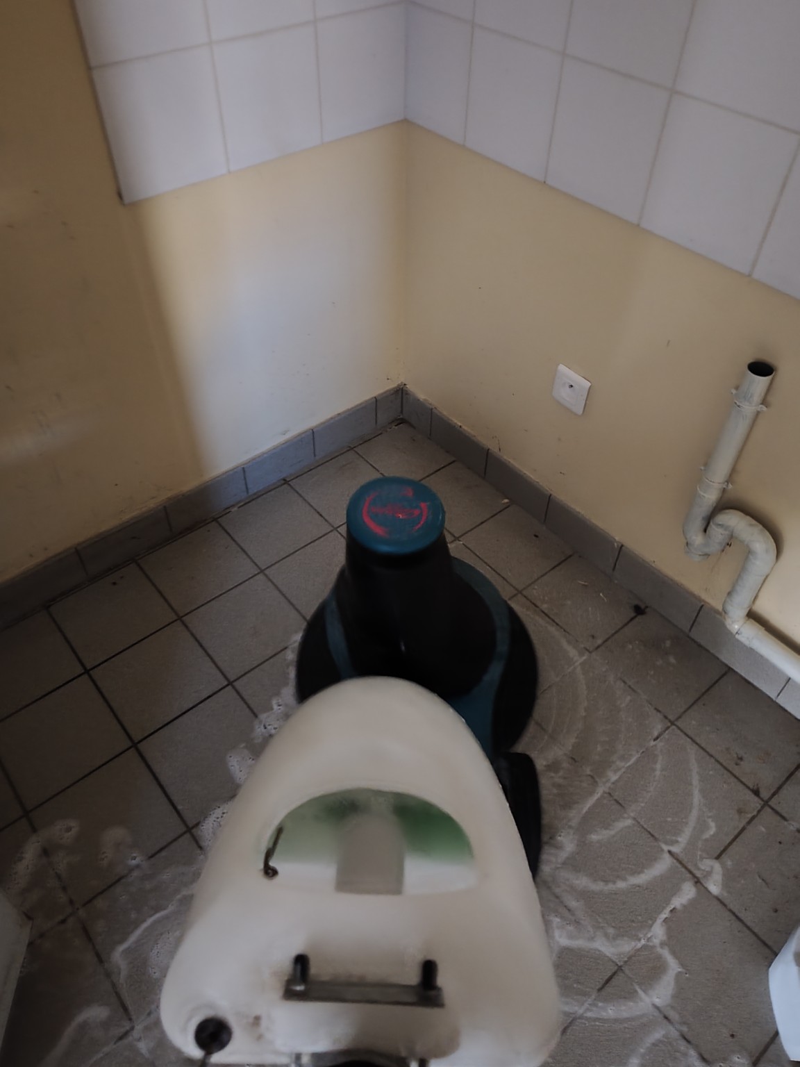 Monobrosse en cours d’utilisation sur un sol carrelé lors d’une remise en état