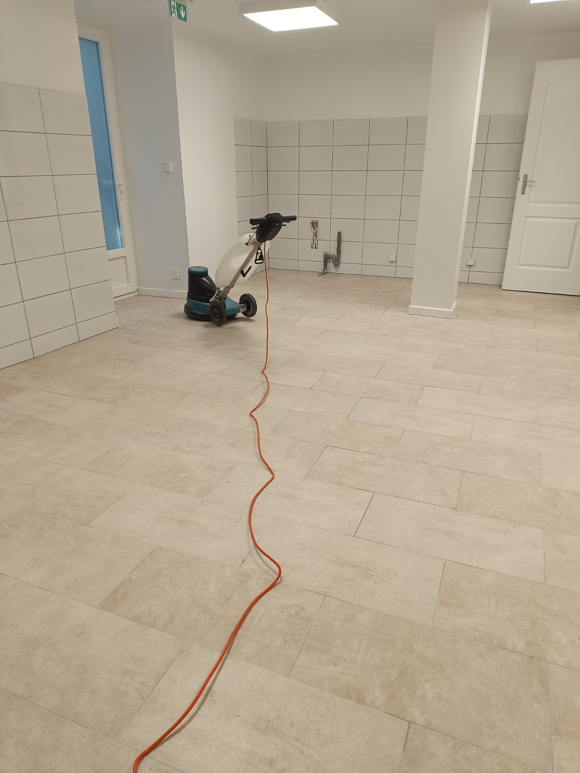 Monobrosse utilisée pour nettoyer le sol de locaux professionnels