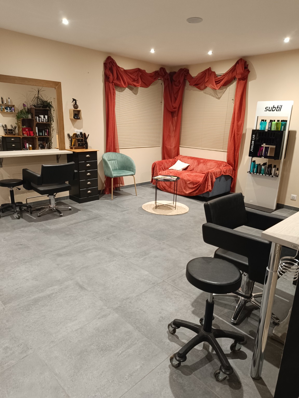 Espace clients d’un salon de coiffure après entretien régulier