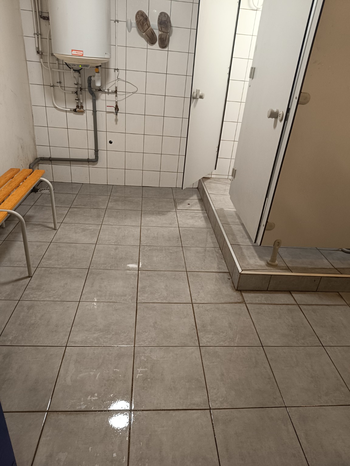 Sanitaires et espace douche d’une usine après entretien régulier