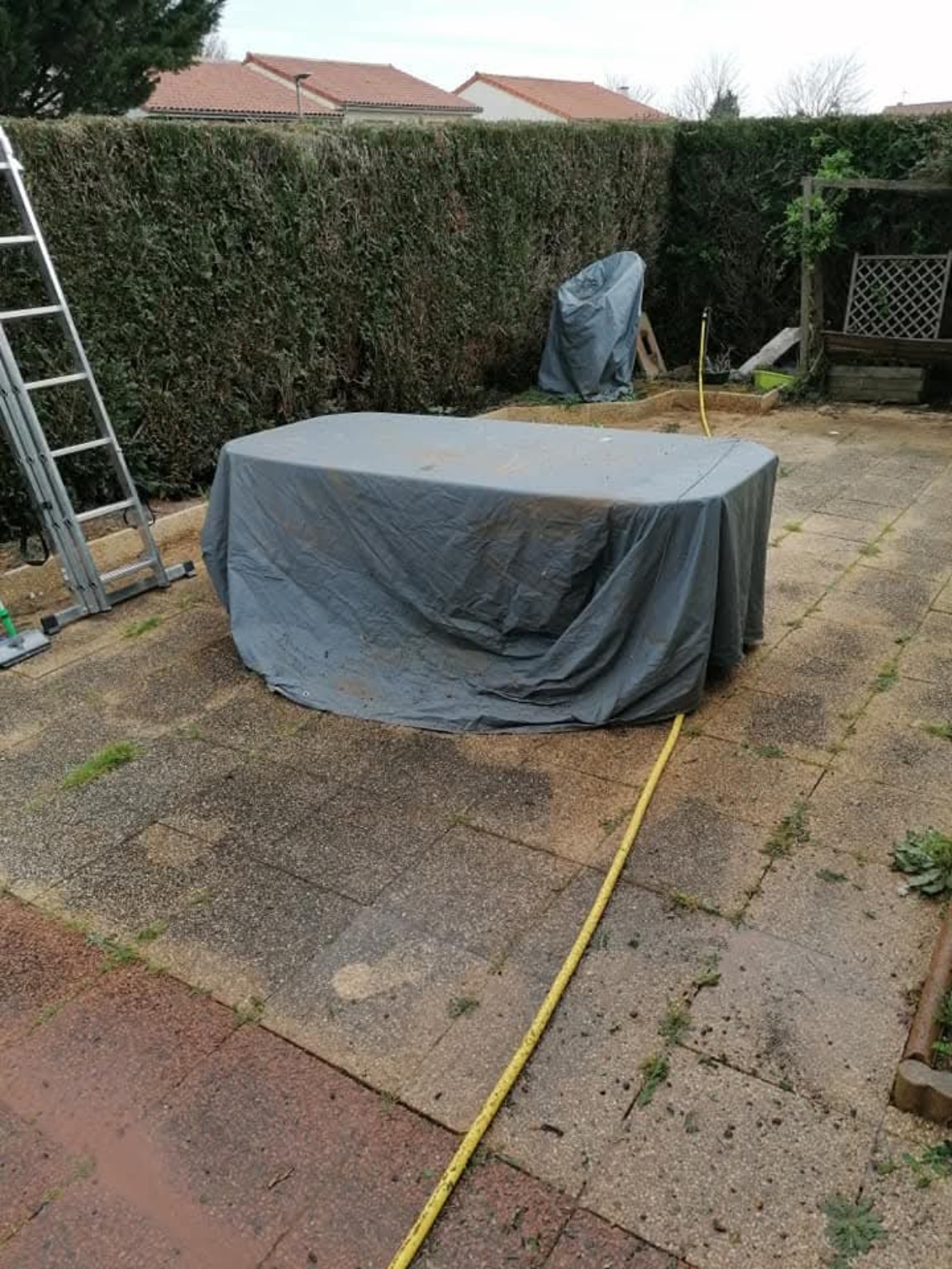 Terrasse chez un particulier avant nettoyage haute pression