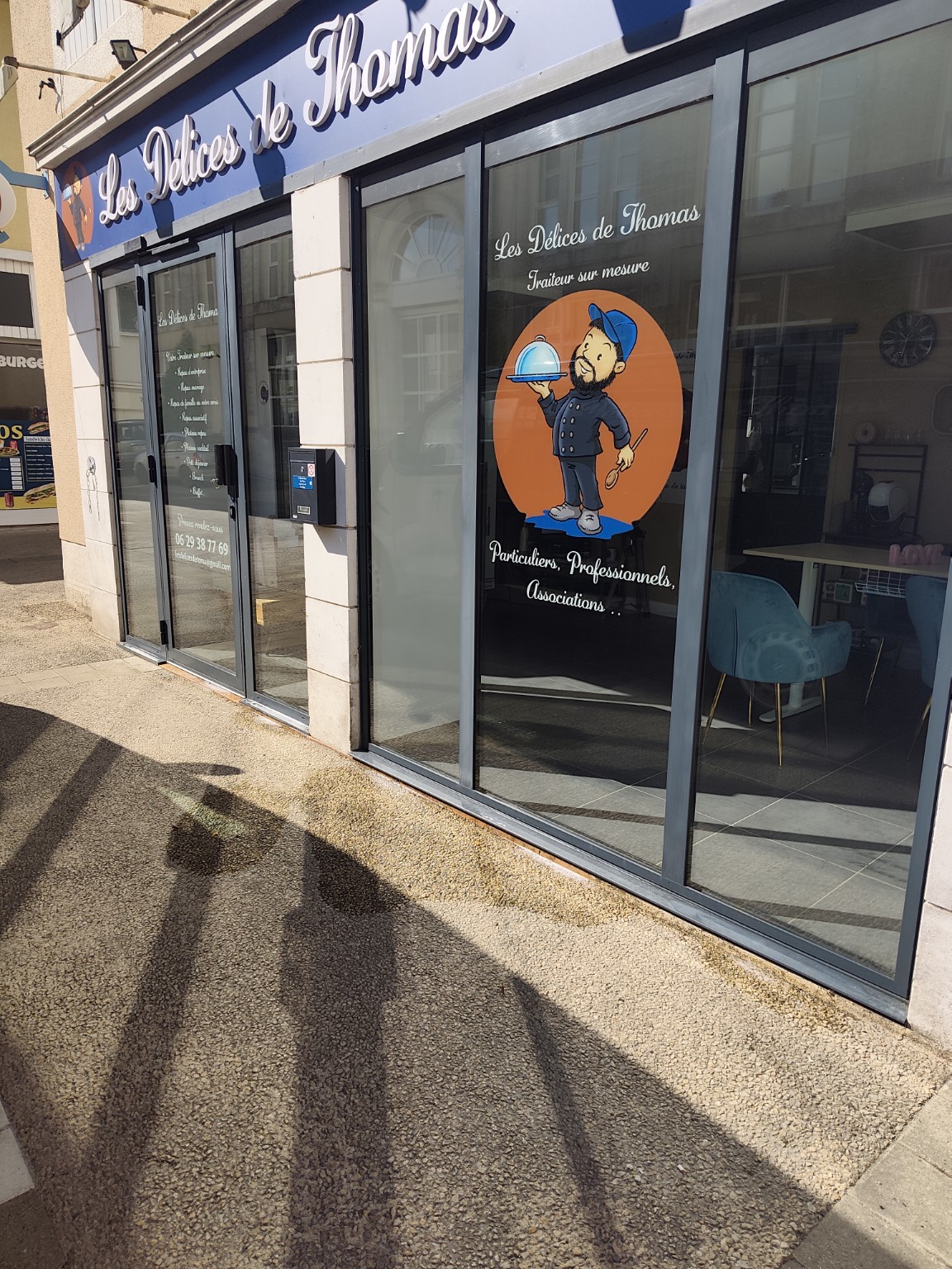 Vitrine d’un local professionnel après nettoyage des surfaces vitrées